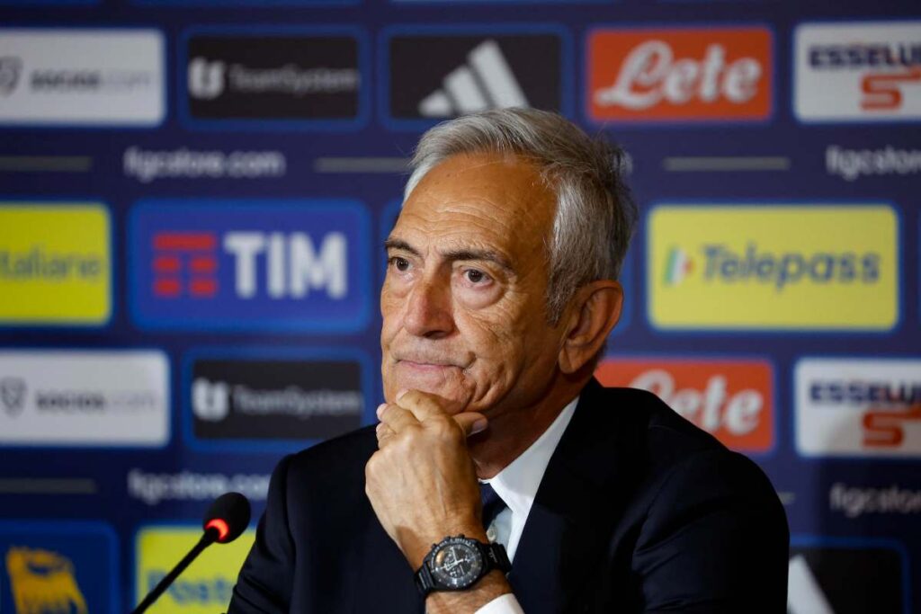 Gravina titubante in conferenza