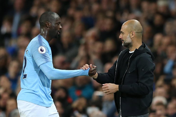 Yaya Touré (a sinistra) del Manchester City stringe la mano all'allenatore Pep Guardiola 