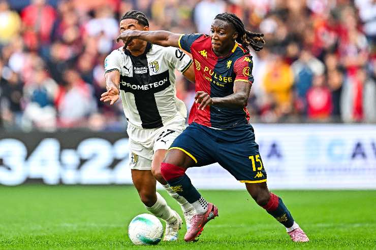 Napoli, Brooke Norton-Cuffy con la maglia del Genoa 