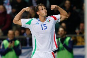 Pio Esposito esulta dopo un gol